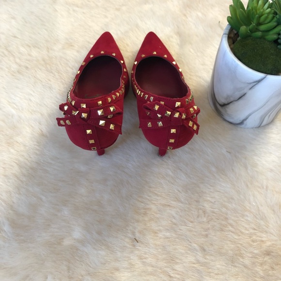 Elle red bow gold studded pointed toe pumps - Picture 3 of 5